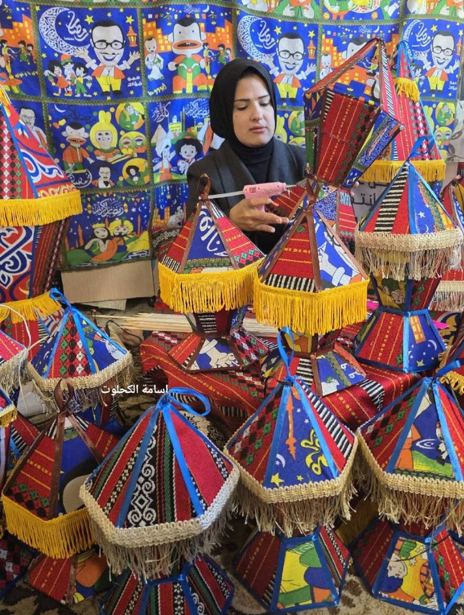 Après une interruption de deux ans due au Génocide  israélien à #Gaza, l'artiste palestinienne Ula Abu Salim a repris la fabrication de lanternes de Ramadan à l'aide de matériaux simples.