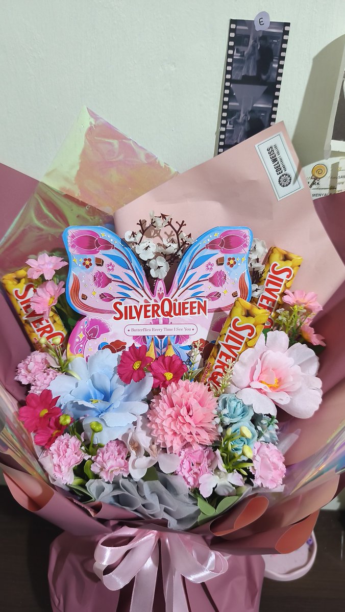 h0h0h0 i got my third flowers frm ma bf🤍, he knows me so well (the flowers)😘