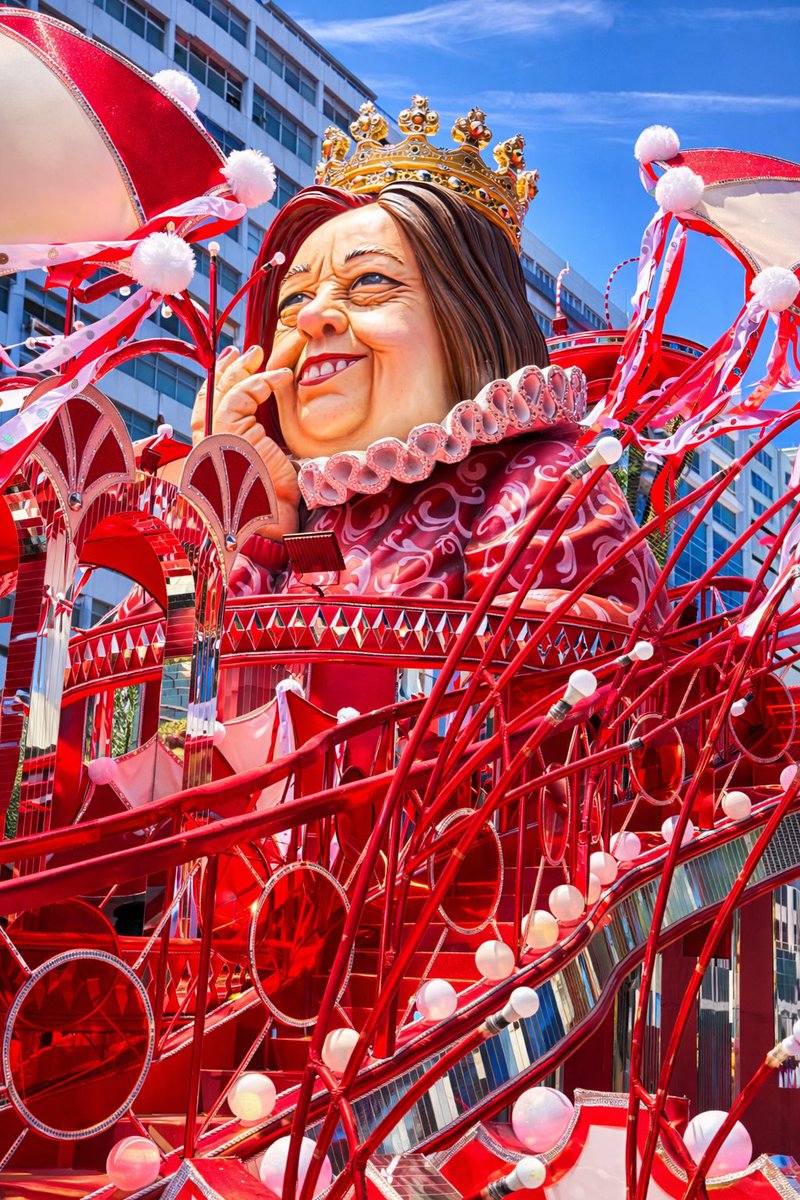 barrracao's tweet photo. 🌹 Escultura da Professora Rosa Magalhães na última alegoria do Salgueiro. https://t.co/QFKzVAVc7O