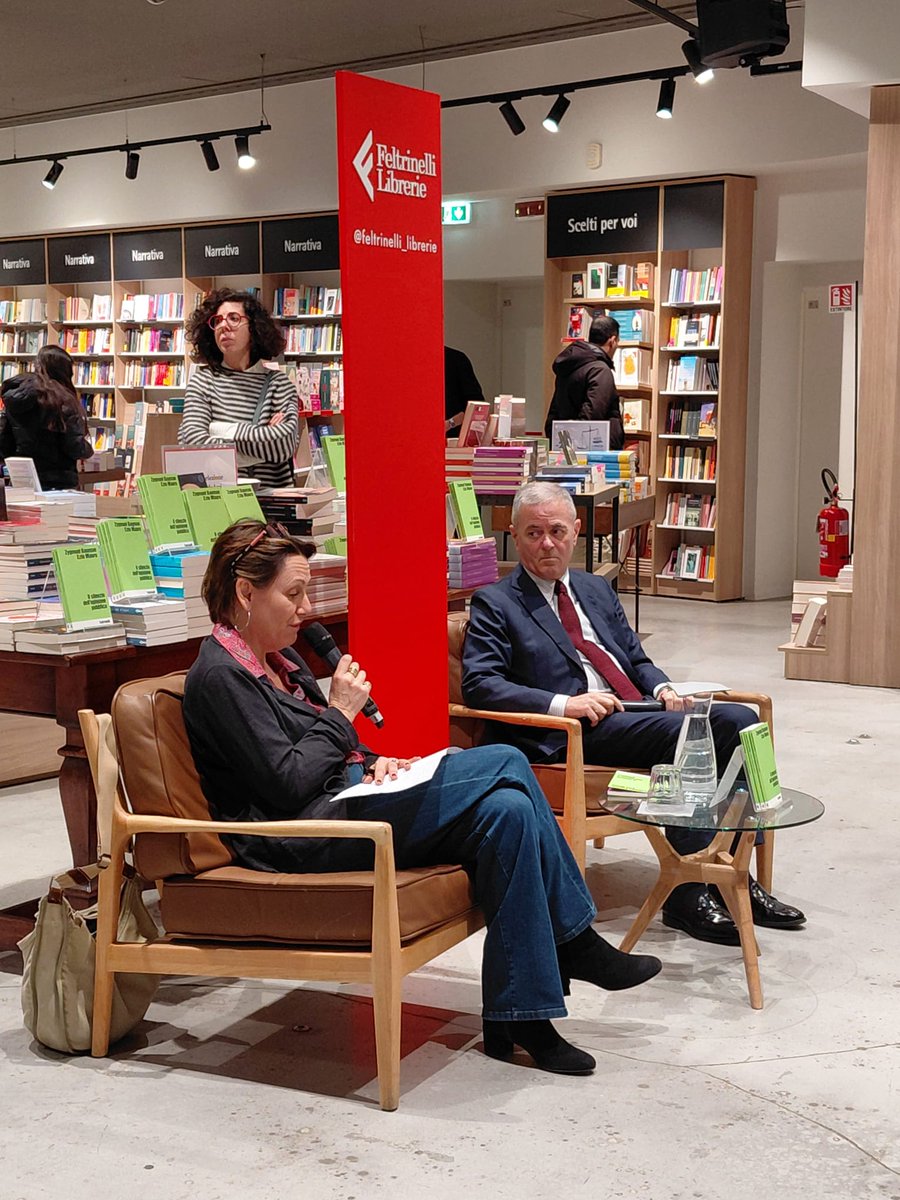 feltrinellied's tweet photo. "Un dialogo ricco e pieno di sorprese quello con #Bauman" @eziomauro @Feltrinelli_ #Milano #PiazzaPiemonte https://t.co/qbhD3EwpxZ