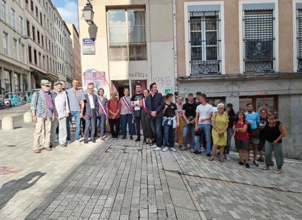Rémi Zinck (maire EELV du 4ème arrondissement de Lyon), posant tout sourire aux côtés de la Jeune Garde.