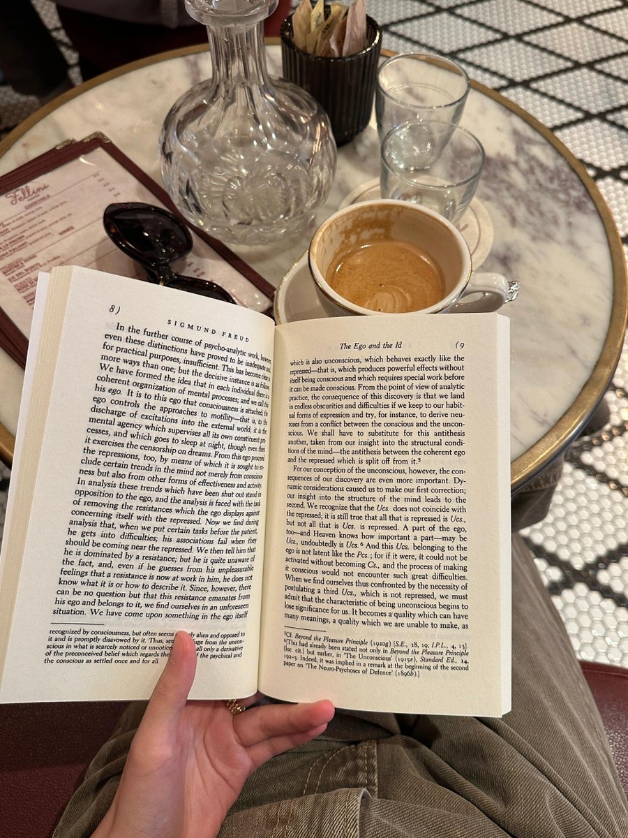 Imogen8574's tweet photo. Cozy vibes and captivating stories ☕📷. There's nothing quite like curling up with a good book and a warm cup of coffee. https://t.co/DfQdlIWH2c