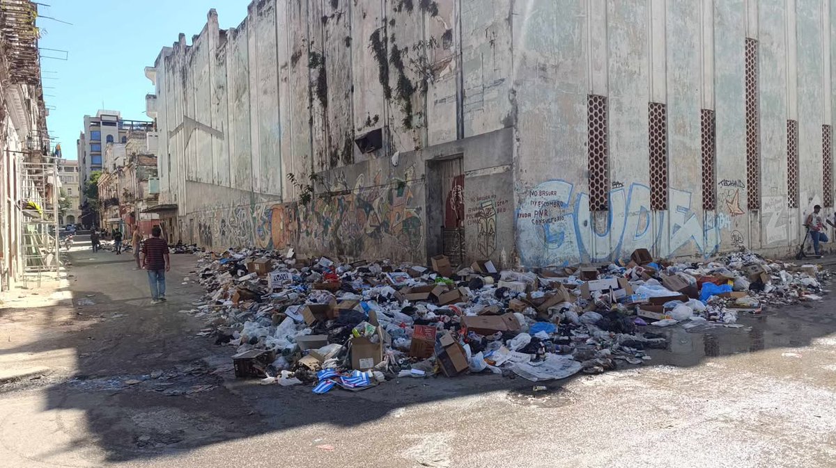 ❌ #DenunciaCiudadana #Cuba

Mario, esto es en Centro Habana: tremenda suciedad. Según Reuters, esto empezó por lo del combustible, pero no es así. La falta de higiene está en Cuba desde hace más de 2 años.