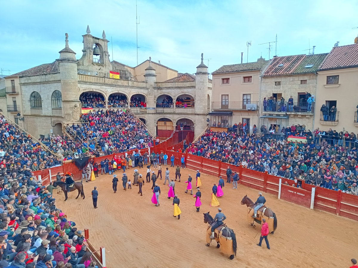 carnavaldeltoro's tweet photo. Festival Martes de Carnaval
Ganadería: J. Manuel Criado (uno de vuelta)
Lleno en los #Tablaos
M.A. Perera: 2 orejas
Borja Jimenez: oreja
M. Diosleguarde: 2 orejas
Clovis Germain: palmas https://t.co/n4vzZHE7ne