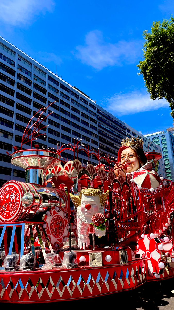 Hoje é dia de realizar um sonho que eu nem sabia que era possível sonhar. 
É dia de reverenciar quem me fez amar o carnaval. Coração a mil, muita emoção. Voltemos a ser feliz como nos nossos sonhos de infância.