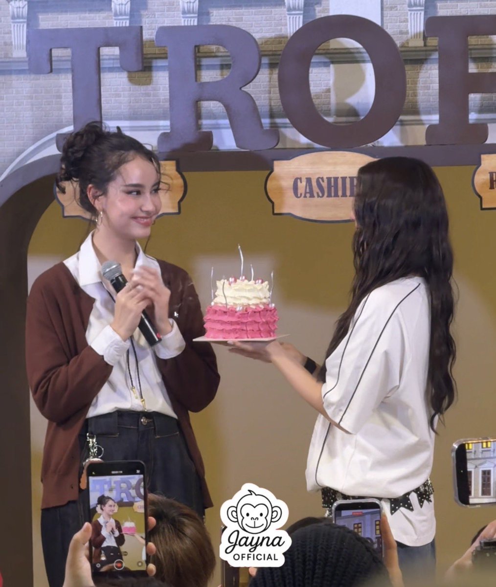 HAPPY ANGELINA DAY
#HappyShining20THWithJayna 
#TROFIHVLXGINNYJAYNA

ใครยิ้มกว้างกว่ากันน้า? 🎂🎈
           1) 🦙                                  2) 🐵