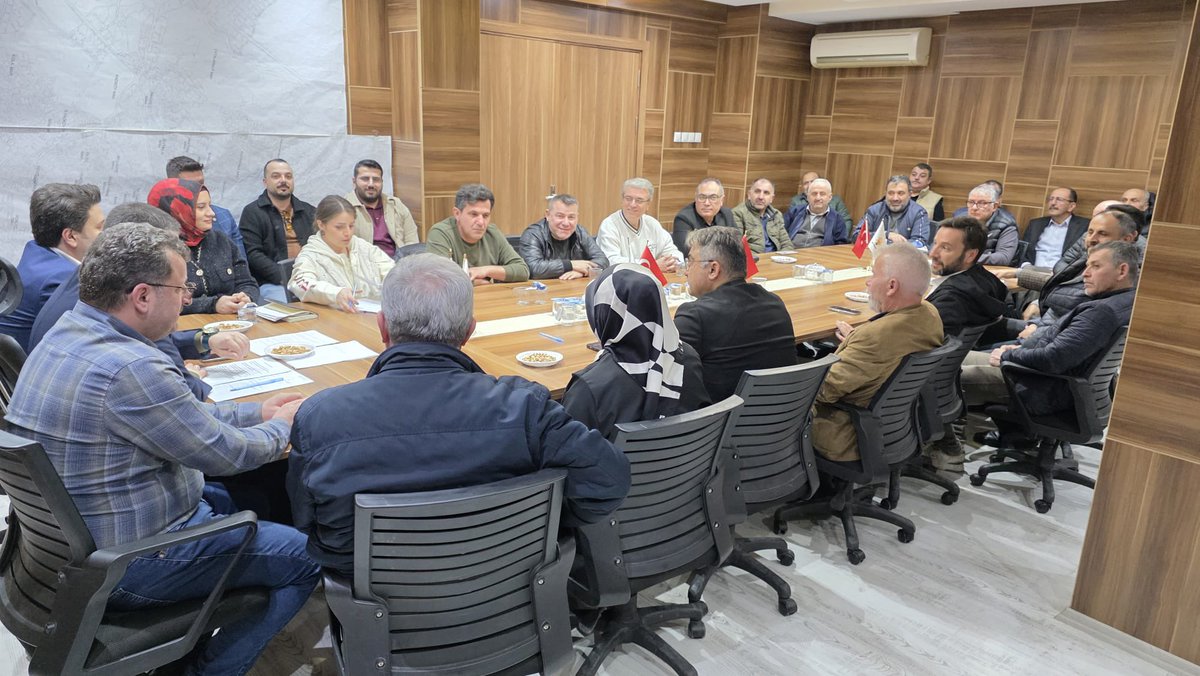 İlçe Yönetim Kurulu Toplantımızı;  İl Başkan Yardımcımız, Türk Devletleri ile İlişkiler Başkanı ve İlçe Koordinatörümüz Emre Başoğlu, İlçe Kadın Kolları Başkanımız Sevgi Çakır, İlçe Gençlik Kolları Başkanımız Hasancan Esad, İlçe Yönetim Kurulu Üyelerimiz ve belirlenen program