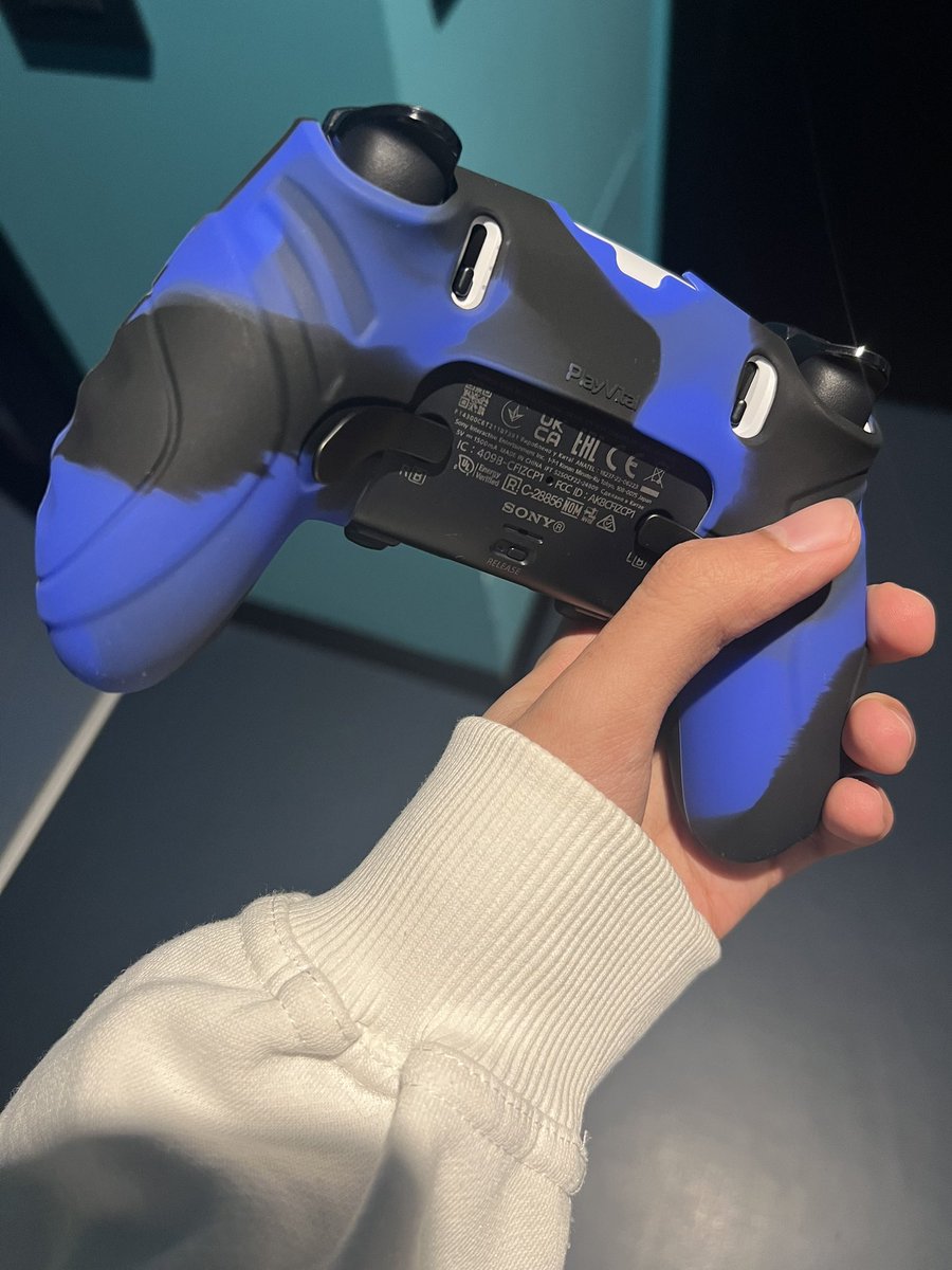 After loving the Sky Blue case for my normal dualsense, I wanted to get one for my Dualsense Edge too! 🤩 sadly there wasn’t a sky blue one but it’s still got blue in it!

What do you think W or L ?

#PS5 #Gaming