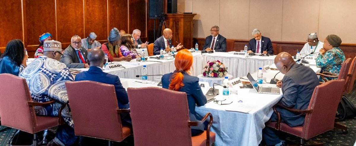 عقد الدكتور سيدي ولد التاه، رئيس مجموعة البنك الأفريقي للتنمية، جلسة عمل رفيعة المستوى على هامش القمة الـ39 لـالاتحاد الأفريقي في أديس أبابا، لبحث الهيكل المالي الأفريقي الجديد وتعزيز تعبئة رأس المال المحلي وسد فجوة التمويل التنموي بالقارة. 🌍 #أفريقيا #التنمية #الاتحاد_الأفريقي