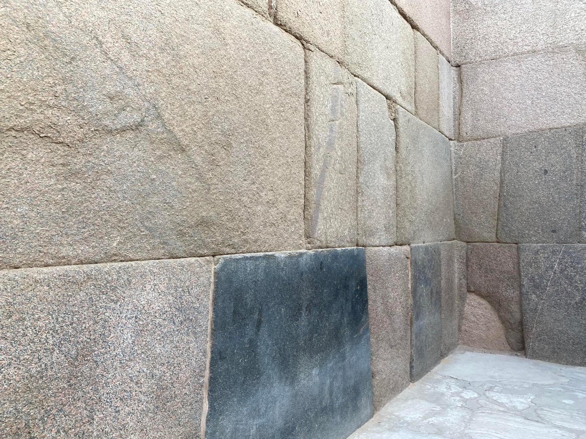 On my left a Chullpa of Sillustani in Puno at almost 4,000 meters of altitude. Right,  the Valley Temple in Egypt. What a coincidence!