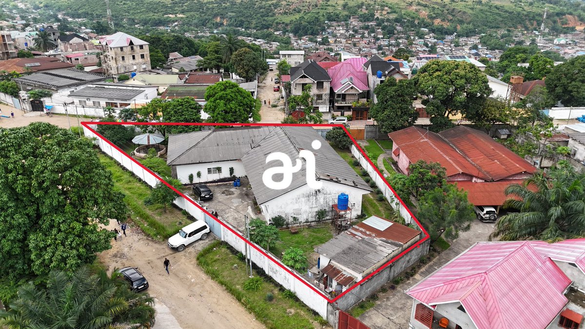 AlainImmo's tweet photo. VENTE PROPRIÉTÉ DE 1674m² DOTÉE D’UNE GRANDE BÂTISSE DE 4 CHAMBRES À KINSHASA-RIGHINI 

Localisation: Kinshasa-Rdc, 
Lemba-Righini dans un emplacement stratégique au croisement de deux voies majeures
Disponibilité: Immédiate 
Type de bien: Villa 
Superficie: Superficie: 16 ares 7 centiare 46 centièmes Soit: 1674m² 

Description:

4 grandes chambres 
Un bureau 
3 salles d’eau 
Un Wc visiteur 
un coin bar 
1 Grand salon divisible en deux 
Coin salle à manger 
Cuisine avec espace repas  et magasin 

AUTRES DÉTAILS 

2 Garages fermés 
Un annexe studio avec sanitaire 
Espace parking  plus ou moins 10 véhicules
Une paillote 
Une véranda 
2 entrées (secondaire et principale)
Installation extérieurs 
Coin jardin 

Prix: 950.000$  négociable.

Info line 

+243817699634 (Appel)
+243906665362 (Whatsapp)
Infos@alainimmo.com
Alaintshilolo@hotmail.com
https://t.co/rWsyiDAEj8

#ImmobilierRdcongo #AlainImmo #Kinshasaimmobilier #VenteVillaàRighini #ImmobilierRDC #ImmobilieràLemba