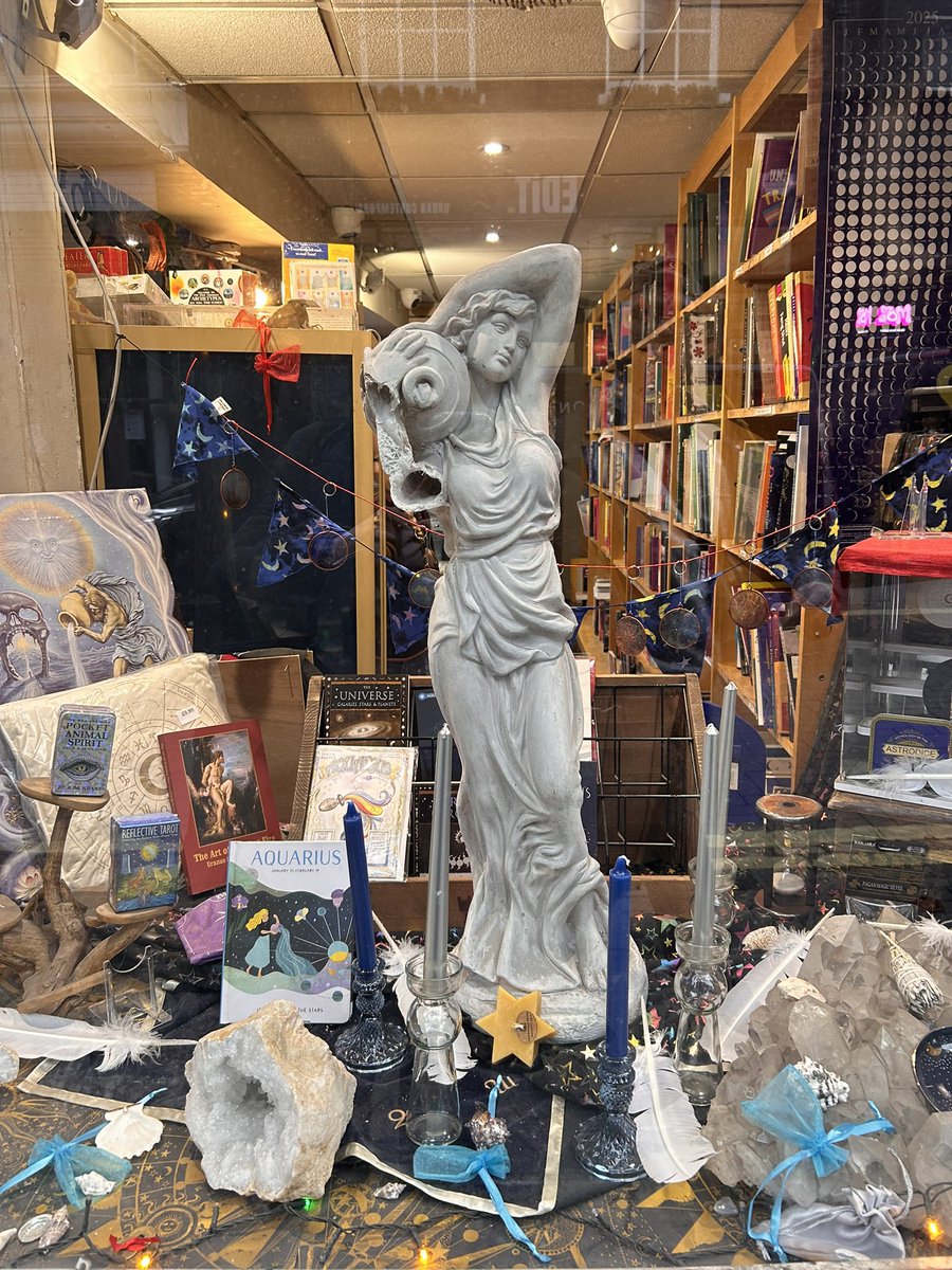 she’s an icon, she’s a legend and she’s the moment 🪐✨