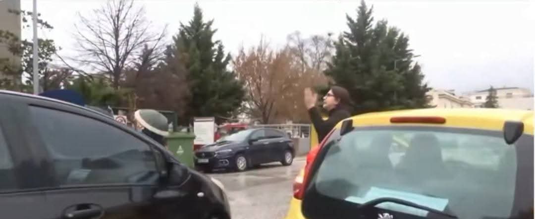 AretiAthanasiu's tweet photo. Η κυρία που μας έκανε την "τονωτική ένεση", μετά το σοκ που υποστήκαμε από την συγκέντρωση εργαζομένων της Βιολάντα υπέρ του εργοδότη τους,  είναι η Κύρια Στέλλα Φώλια που έγραψε στην σελίδα της:

"Εν θερμώ 

Περνώντας με αυτοκίνητο από τα Δικαστήρια Τρικάλων, κοντά στο σπίτι μου, έπεσα πάνω σε συγκέντρωση 80 ατόμων με πανό που έγραφαν ντροπή, αξιοπρέπεια κ.ά. Οι εργαζόμενοι της Βιολάντα, νέα παιδιά οι περισσότεροι συμπαραστέκονταν στο αφεντικό τους που κατέθετε. Τι ντροπή. Κατέβηκα και άρχισα να τους φωνάζω. Ένας κάμεραμαν μου είπε να φύγω γιατί θα με δείρουν. Οι μπάτσοι χλιαροί.

"Ντράπηκε και η ντροπή, λακέδες των αφεντικών, πάνω στα πτώματα 5 γυναικών, δουλεύετε και νομίζετε ότι σας κάνουν χάρη, θα ζήσετε σαν δούλοι, πώς θα αντικρίσετε τα παιδιά σας", τέτοια. Έμειναν παγωμένοι σαν να τα άκουγαν πρώτη φορά. Στο τέλος ένας-δύο κινήθηκαν προς το μέρος μου, αλλά ήμουν σαν να γύριζα από μάθημα πολεμικών τεχνών. Ένιωσα ότι αν δεν μίλαγα θα γύριζα σπίτι και θα έφτυνα στον καθρέφτη.

Να μιλάμε, παιδιά. Να υπάρχουμε παντού και με όλους τους τρόπους. Ειδικά σ' αυτές τις σκοτεινές εποχές".

Υποκλίνομαι Κυρία μου!