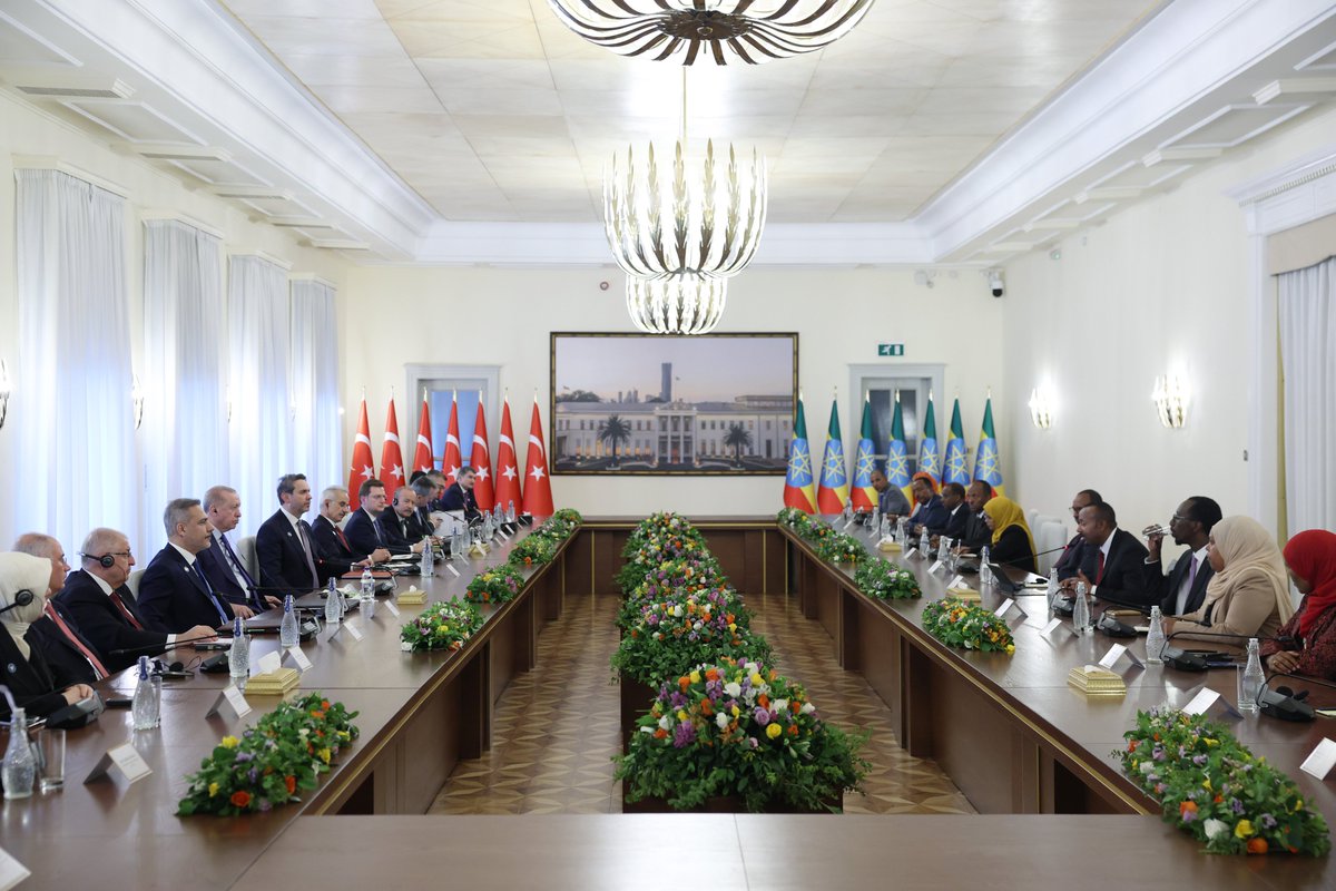 RTErdogan's tweet image. 11 yıl aradan sonra Etiyopya’nın başkenti Addis Ababa’yı ziyaret etmekten büyük bir memnuniyet duydum. 🇹🇷🇪🇹

Dost Etiyopya halkıyla yüzyıllara sâri münasebetlerimizin geliştirilmesine büyük önem veriyoruz.…