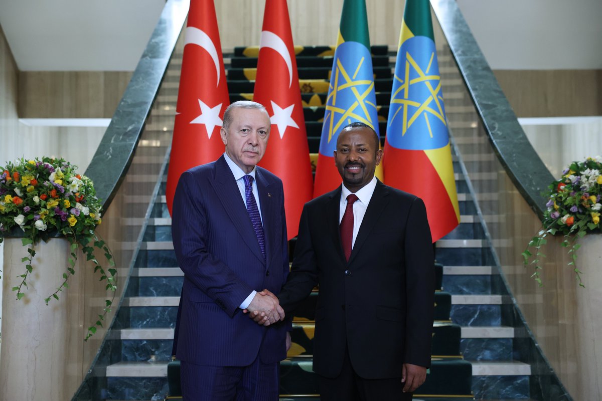 RTErdogan's tweet image. 11 yıl aradan sonra Etiyopya’nın başkenti Addis Ababa’yı ziyaret etmekten büyük bir memnuniyet duydum. 🇹🇷🇪🇹

Dost Etiyopya halkıyla yüzyıllara sâri münasebetlerimizin geliştirilmesine büyük önem veriyoruz.…