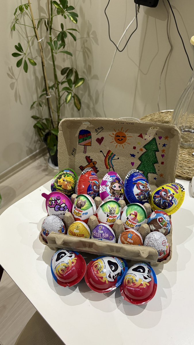 Eve bu yumurtalardan alıp gelmiş, süslemiş çünkü ben başka yumurta yemiyorum 🤷‍♀️🫠🪬