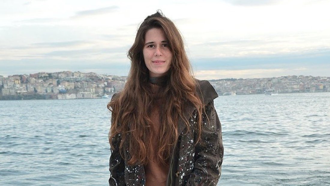 Mala davara faydası olmayan, aslen burjuva olan bitli sosyalistlerle, kültürel aidiyetini woke'a kaptırmış ve bunu medeniyet sanan züppelerle CHP asla iktidar olamaz. Şu tipleri görünce çileden çıkıyorum. Türk aydınlanmasına atılmış yumurta, çürük domates bunlar.