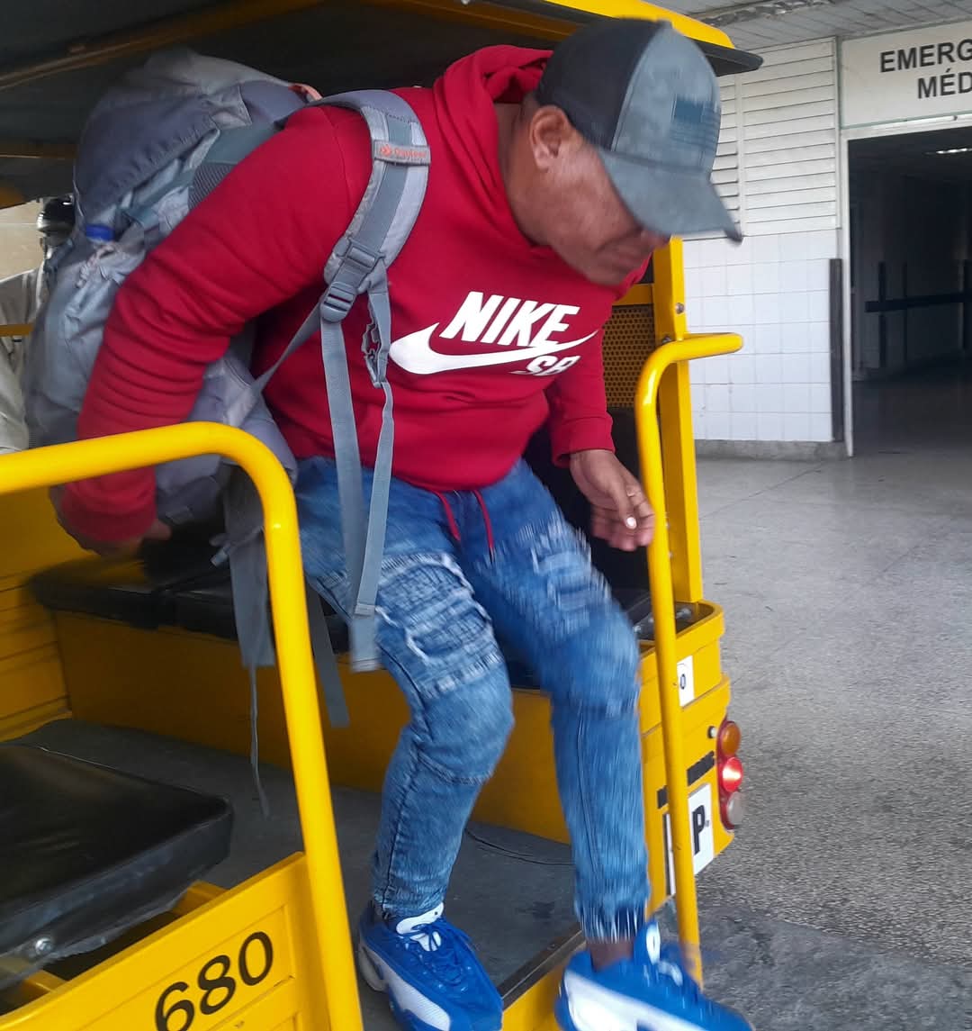 #GenteQueSuma 👏👏👏
Triciclos eléctricos, de Taxis Cuba #Holguín, sin detener su principal misión de servicio público, unidos y motivados, son la alternativa para que pacientes necesitados de tratamiento periódico de hemodiálisis acudan y realicen sin dificultad este proceder