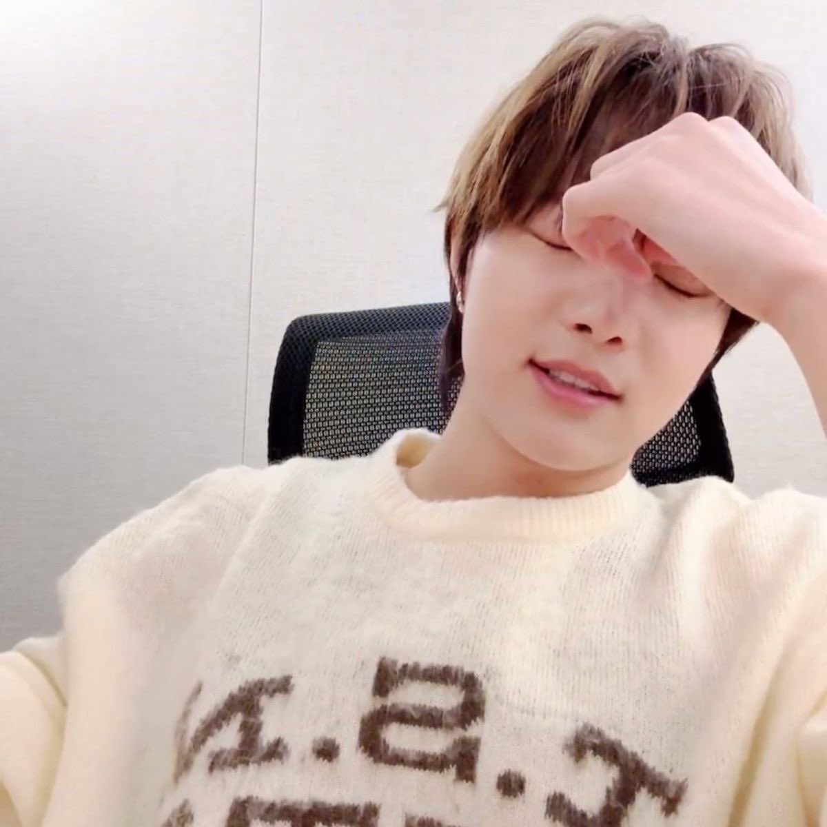 어….그니까요 형 복숭아..복숭아가 맞는데 뭐 씁…사투리같은거에요 영감? 어 그것도 영감이 맞아. 맞는데, 이 영감은 할아버지! 오지쨩을. 좀 더. 친근하게! 말하는거에요. 뭐? 뭐라고요? 아 그거느은 나도 모르겟내. 한국인이라고 한국어 다아는건아니어서(?) 어 형! 저기봐요, 우리 저기가볼까요?