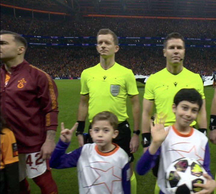 Galatasaray maçında Bozkurt yapan Türk evladı.

Bozkurt Türk’ün sembolüdür!