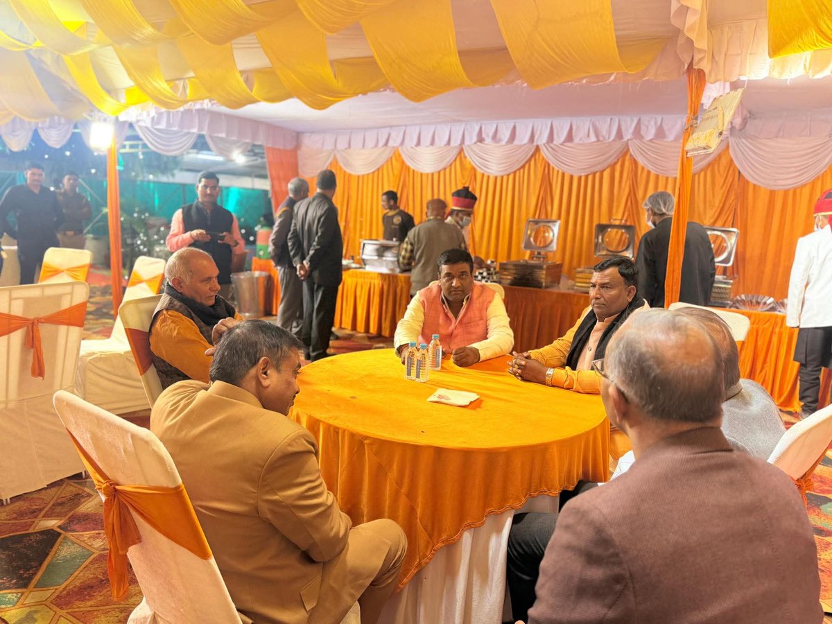 आज लखनऊ में उन्नाव जनपद के प्रभारी मंत्री आदरणीय धर्मपाल सिंह जी के आवास पर आयोजित रात्रि भोज कार्यक्रम में सहभागी होने का सौभाग्य प्राप्त हुआ।
<a href="/BJP4UP/">BJP Uttar Pradesh</a>  #srikantkatiyarmla