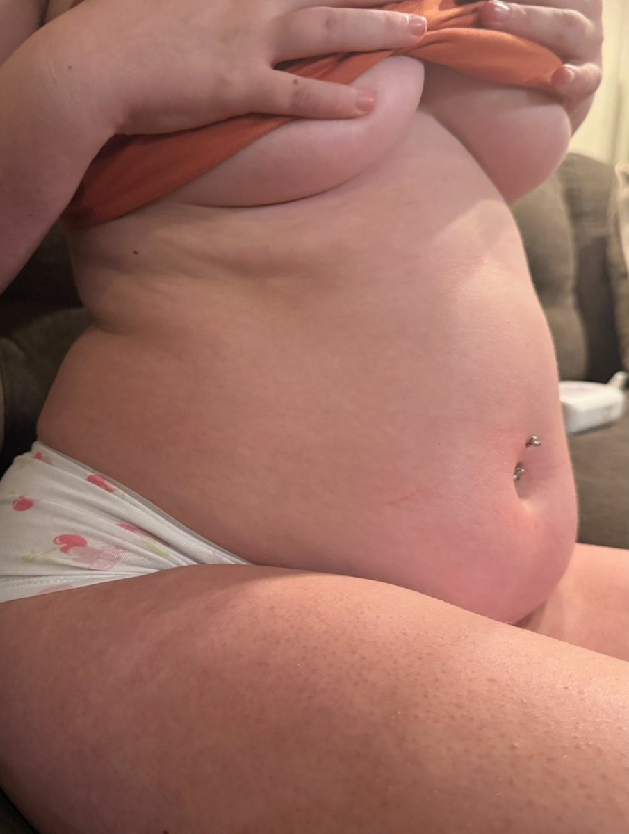 Shortcakefeedee's tweet photo. a little throwback for tummy tuesday 🤰 https://t.co/EumIHtJJ4l