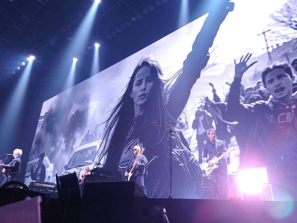 #Arenatour Bruxelles 6:100e pour Indo/18e pour moi!Concert de dingue 🔥😎 Imaginez Gang Bang/ OKINAWA(la 1e fois de ma vie que je l'entends)UJDNV &amp; le dernier jour &amp; la barrière.Vous avez (presque)réussi à me réconcilier avec la St Valentin😉 <a href="/nicolasirkis/">nicola sirkis</a> <a href="/oLidESaT_/">oLi dE SaT</a> #indochine