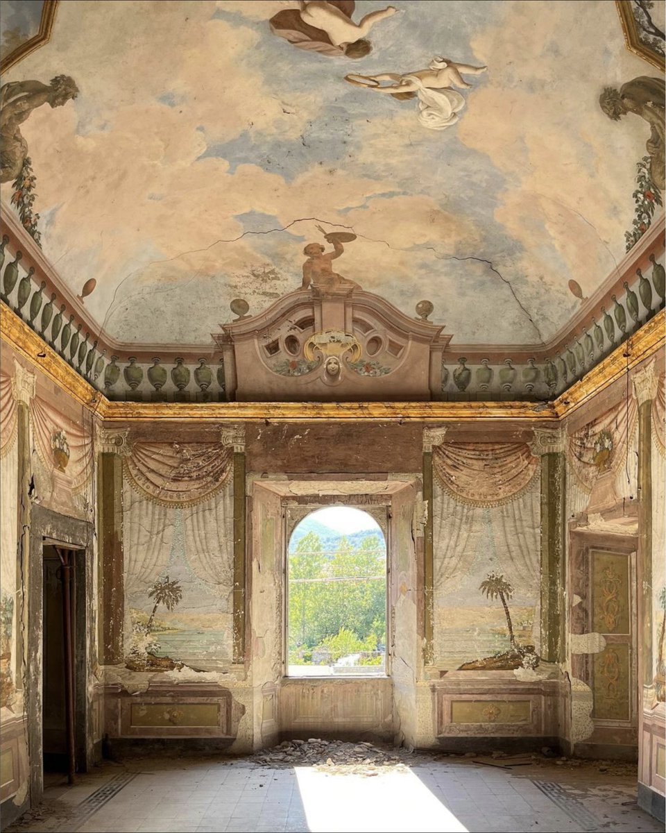Ortgeist's tweet image. Abandoned 16th-century palazzo, Palermo, Italy
