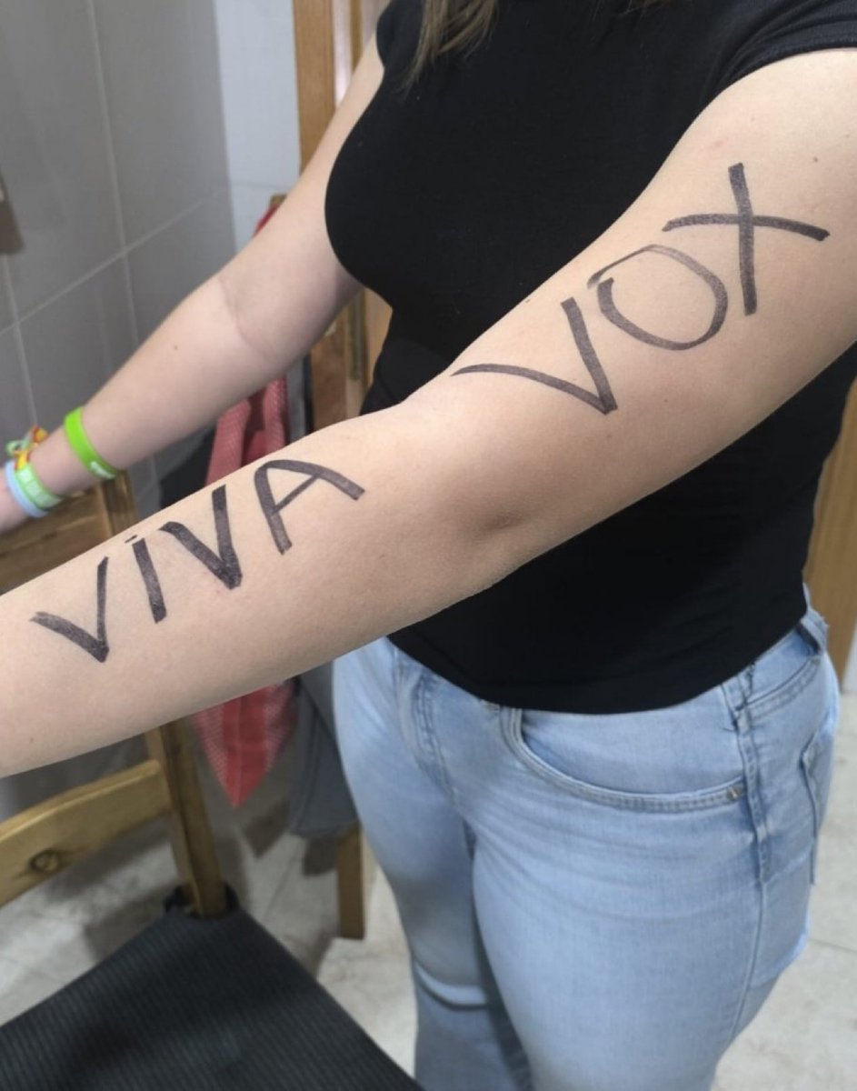 Así ha salido mi hija del instituto. Sí, del público.

Desde pequeños deben aprender que jamás hay que tener miedo cuando se trata de defender la libertad.

Estoy inmensamente orgullosa de ti, cariño. Que nada ni nadie te detenga.