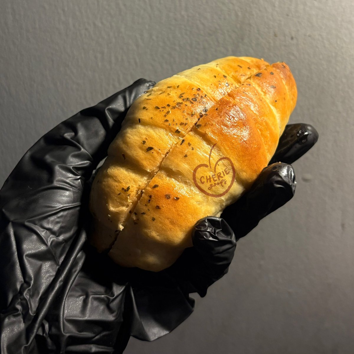 CherieGoods's tweet photo. garlic parsley saltbread for tudeii🥐 ENAK BGT LHOOO https://t.co/YAfivNWvDp
