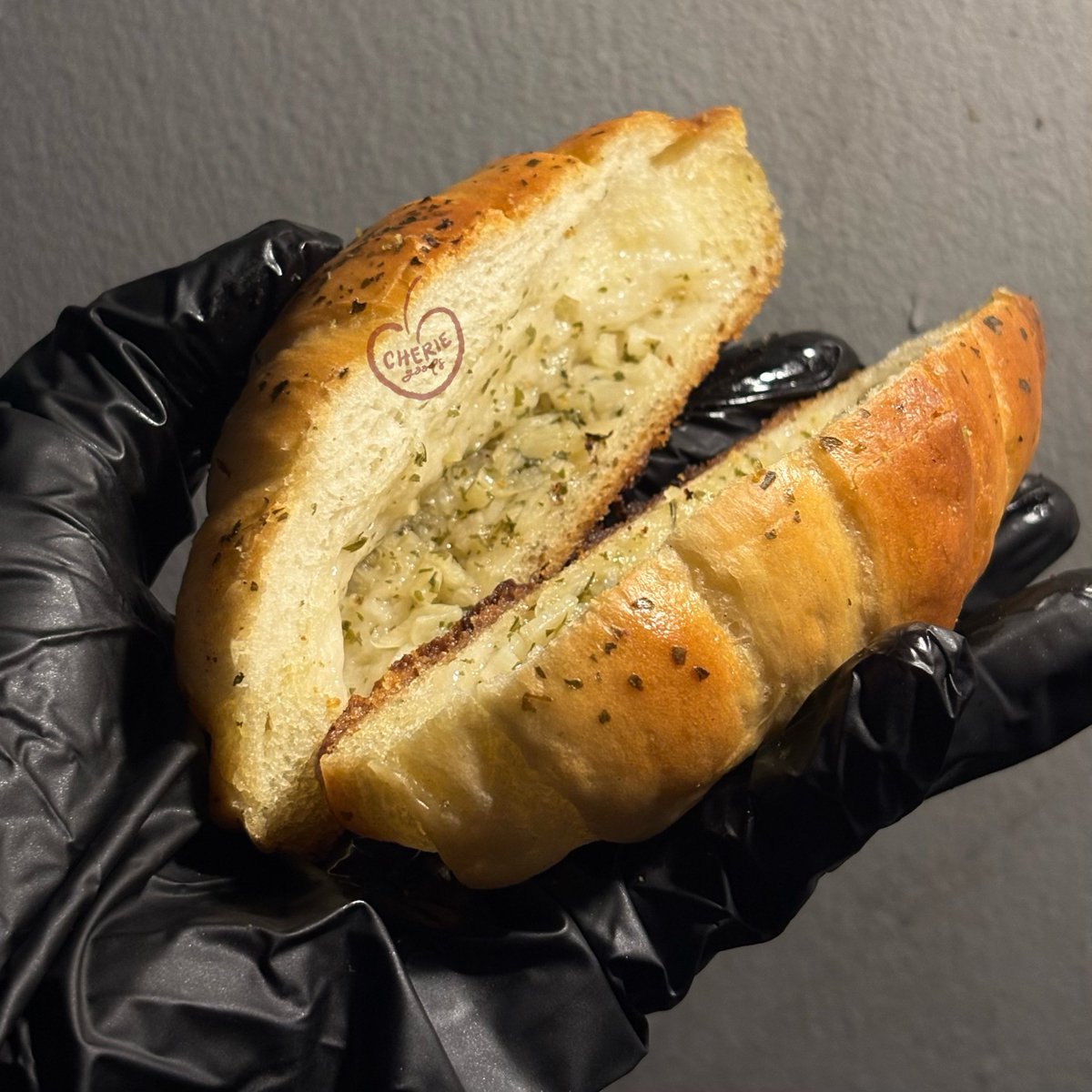CherieGoods's tweet photo. garlic parsley saltbread for tudeii🥐 ENAK BGT LHOOO https://t.co/YAfivNWvDp