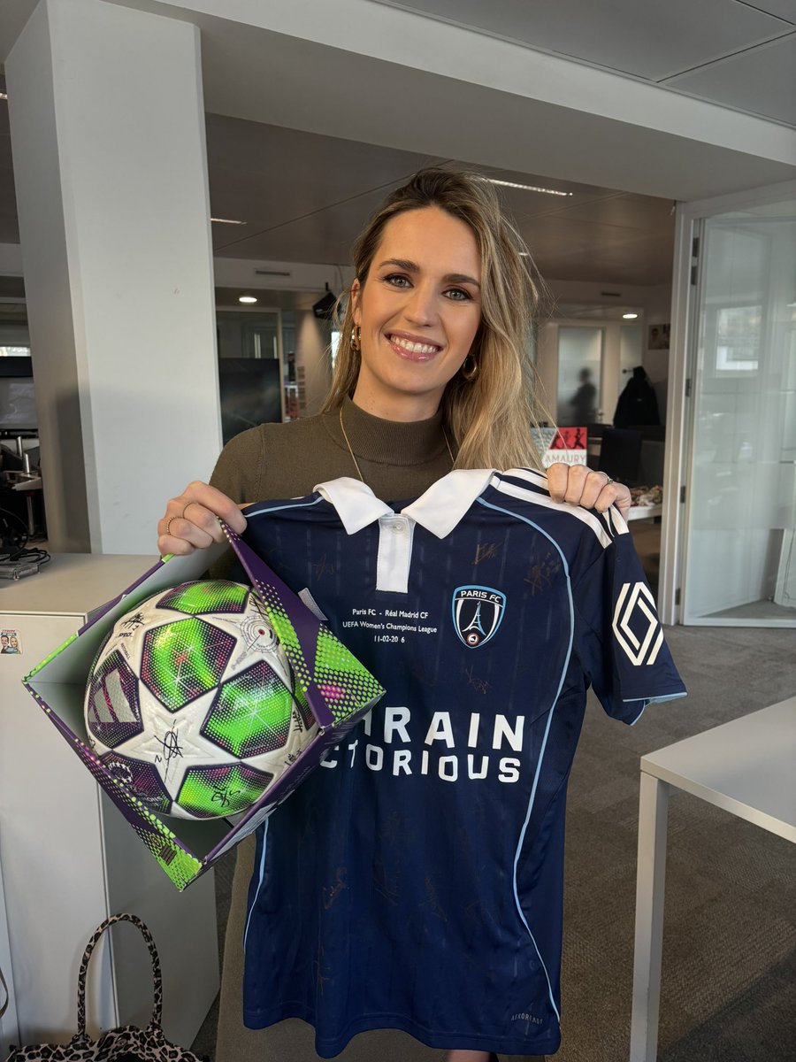 🎁CADEAU DU JOUR🎁

Tentez de gagner le maillot du PFC féminin et le ballon de la Ligue des champions féminine dédicacés par les joueuses du PFC !

Pour jouer : RT &amp; Follow <a href="/lequipedegreg/">L'ÉQUIPE de Greg</a> 

Bonne chance 🍀

#EDG
