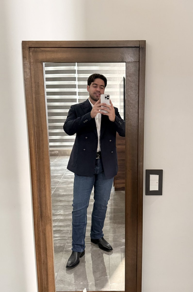 🎶 el corazón siento me empieza a palpitar, tenía rato sin eso experimentar. Llevo un buen rato y no lo dejo de mirar. 🎧