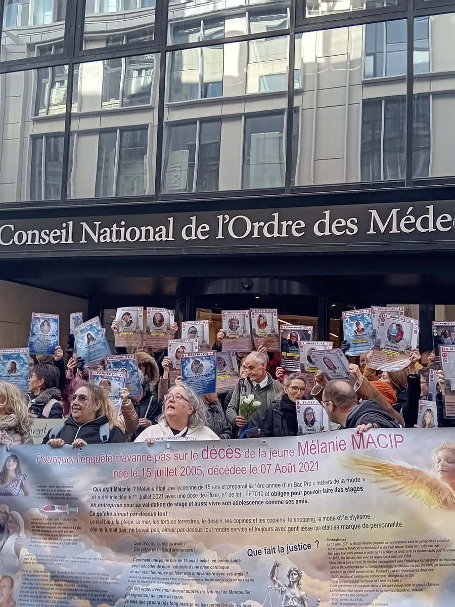 corinne_lalo's tweet photo. " JE  LE REFERAIS " a déclaré le Dr.Michel Procureur
devant ses juges .
Il  comparaissait  aujourd'hui devant le Conseil de l'ordre des médecins pour avoir protégé ses patients. 
Il faisait appel d'une condamnation à trois ans d'interdiction d'exercice de la médecine pour avoir fait des faux 
certificats de vaccination .
Les victimes des vaccins ARN et leurs associations étaient venues le soutenir avec enthousiasme et reconnaissance. 

@BAM_PRESS
@AAVIC_TEAM
#covid