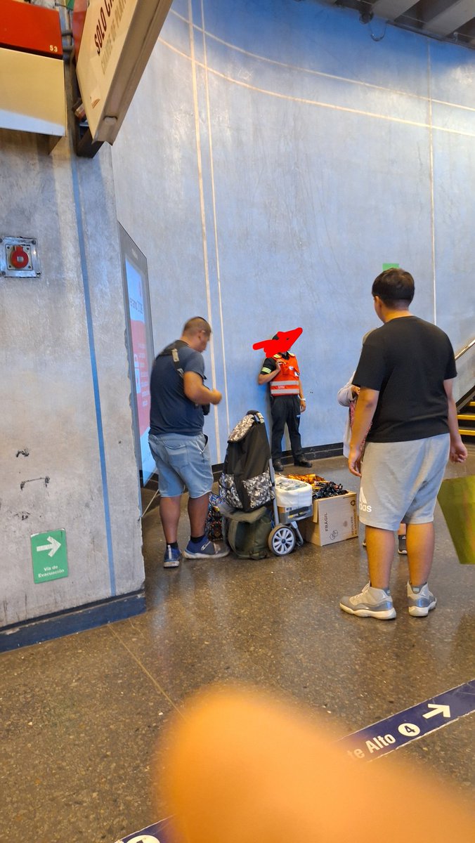 Milo19912's tweet image. Ahí tenemos a un guardia cuidando y vigilando a un ambulante para que no le roben