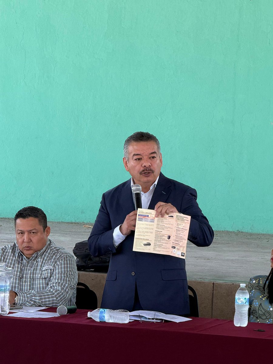 SNTE21's tweet photo. #TodosSomosUno🙋♀️
#UnoSomosTodos🙋🏻♂️
El Secretario General de la Sección 21 Mtro. José Francisco Martínez Calderón acompañado de integrantes de la Directiva Sindical, asistió a la asamblea de renovación de la Delegación Sindical #DI46 del nivel de primarias, y que pertenece a la https://t.co/opwHuABTtB