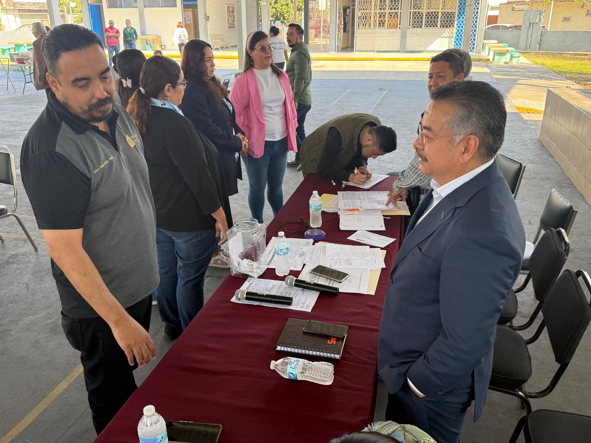 SNTE21's tweet photo. #TodosSomosUno🙋♀️
#UnoSomosTodos🙋🏻♂️
El Secretario General de la Sección 21 Mtro. José Francisco Martínez Calderón acompañado de integrantes de la Directiva Sindical, asistió a la asamblea de renovación de la Delegación Sindical #DI46 del nivel de primarias, y que pertenece a la https://t.co/opwHuABTtB