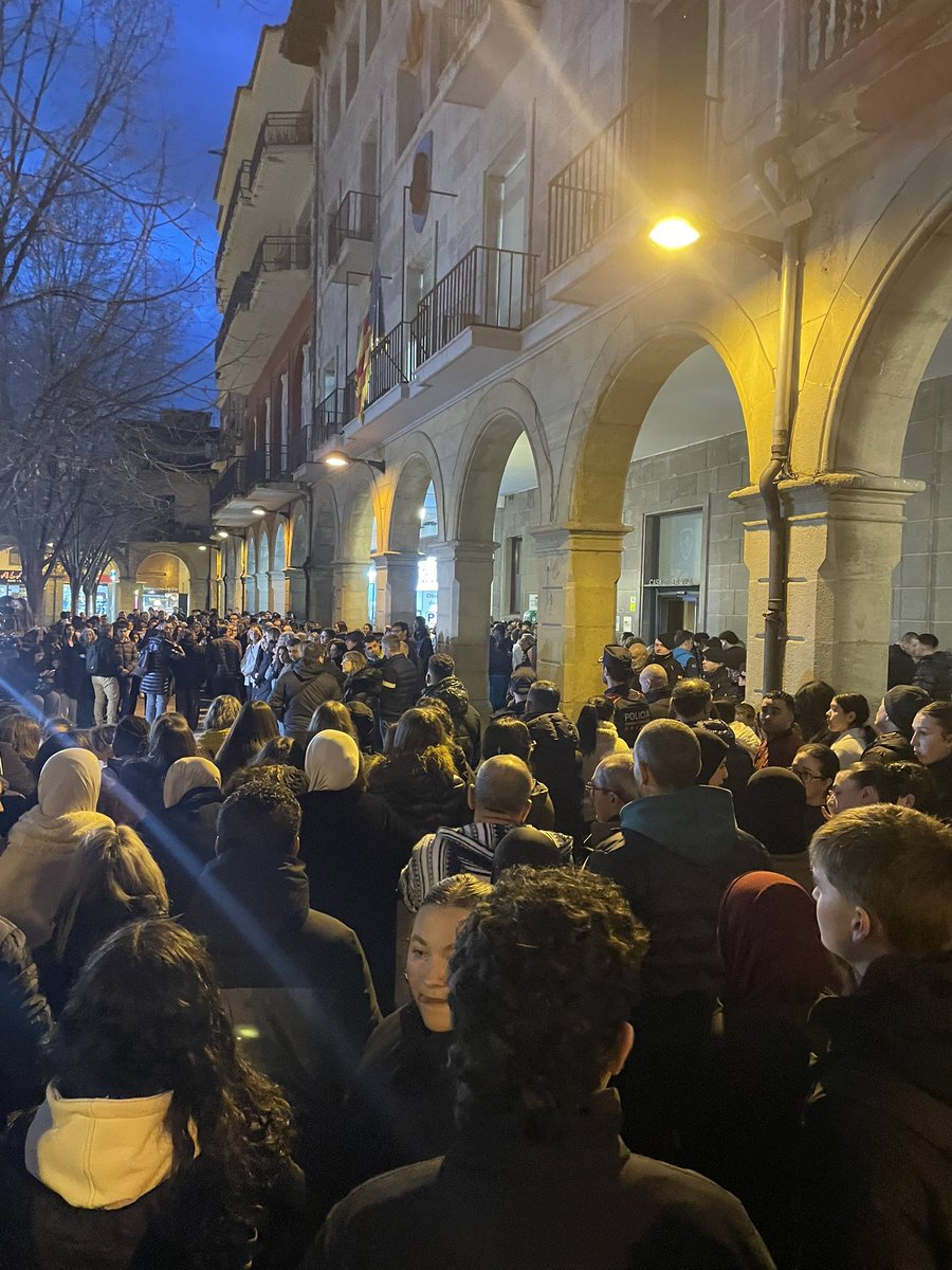 Avui presents a #Manlleu, en moments tan difícils, tot el nostre suport a les famílies, amistats i entorn dels cinc joves que han mort tràgicament en un incendi.

Tot el suport i una forta abraçada a tota la població consternada pels fets.