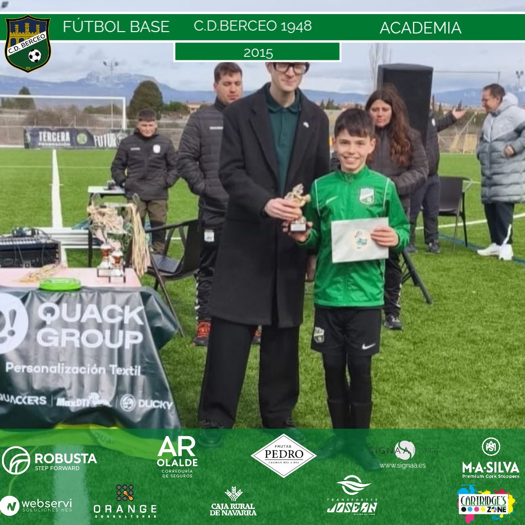 FUTBOL BASE |
Durante el fin de semana pasado se disputó el III Torneo de <a href="/cdsanmarcial/">CD San Marcial</a> <a href="/efblardero/">Escuela Fútbol Base Lardero</a> .
🥉 2015 
🧤 Mejor portero Dylan Gabarda 

💚💙💚💙