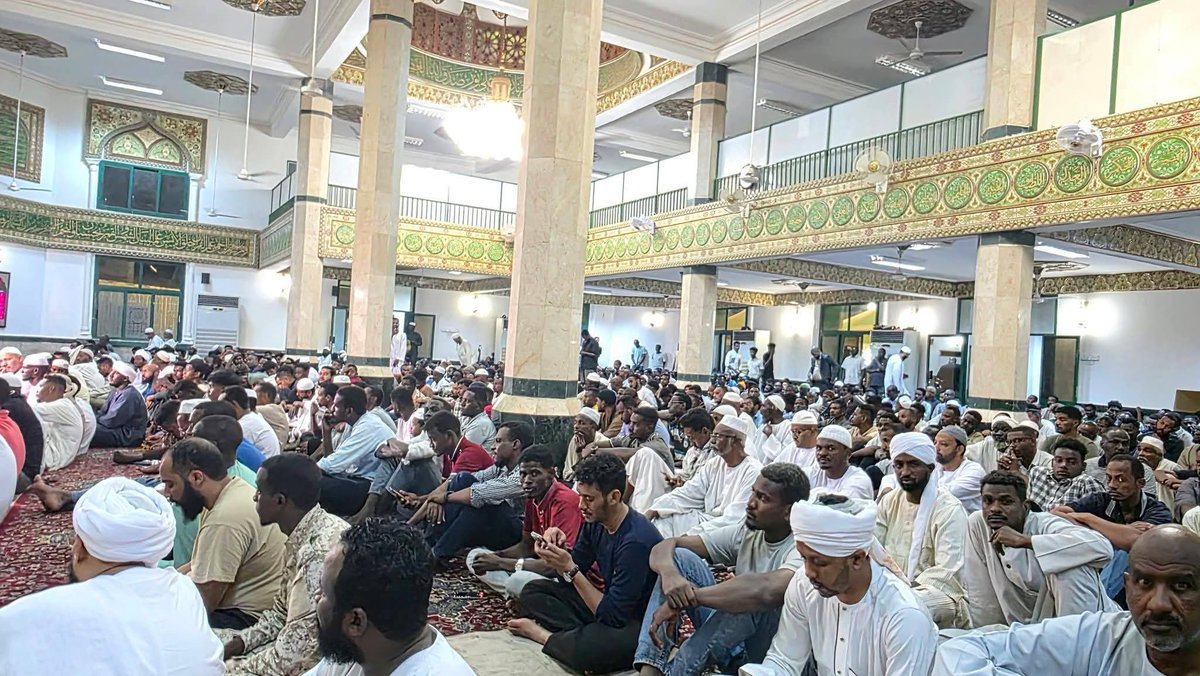 أداء صلاة التراويح من داخل مسجد السيدة السنهوري في #الخرطوم