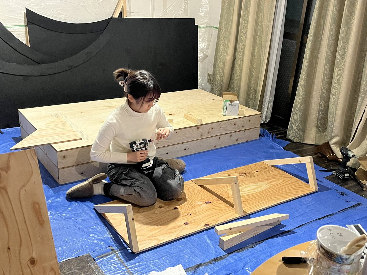 chant_ikiru's tweet photo. 女の子座りしながらがインパクト片手に舞台美術作ってる

その後役者として舞台出てるの、控えめに言って頭おかしい

@ymgm26 https://t.co/rZdRnSiEwu