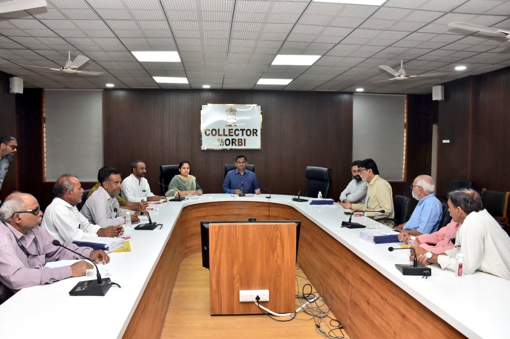 આજરોજ મોરબી જીલ્લા કલેક્ટર કચેરી ખાતે મતદારયાદી ની આખરી પ્રસિદ્ધિ અન્વયે ફોટાવાળી મતદારયાદીની હાર્ડકોપી તથા ફોટા વગર ની મતદારયાદી ની સોફ્ટકોપી આપવાનાં કાર્યક્રમ માં હાજર રહી <a href="/CollectorMorbi/">Collector & District Magistrate, Morbi</a>  નાં હસ્તે મતદાર યાદી સ્વીકારી.
#Morbi #SIR