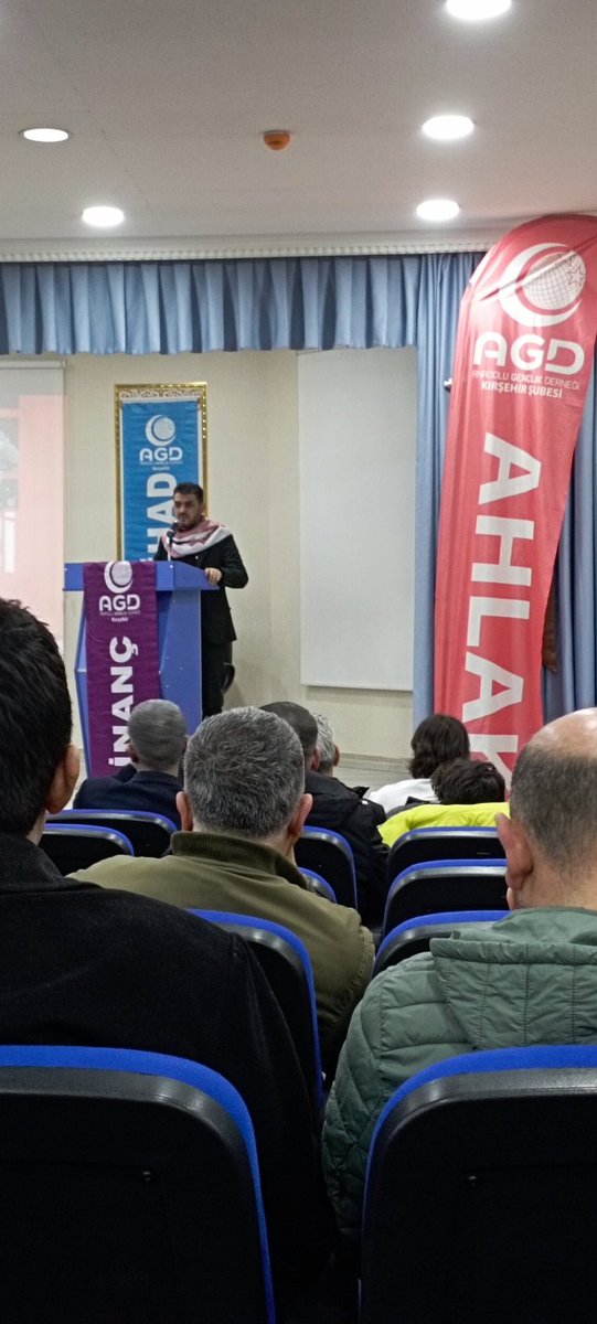 💫Filistin Diplomasi Merkezi Başkanı Dr. Zahir Elbek'in giriş konuşmasında şu sözleri ifade etti:
*Konuşmamı müsadenizle ayakta yapmak istiyorum. 
Çünkü Filistin, Gazze yıkılmadı, bizler yıkılmadık ve ayaktayız* diyerek konuşmasına başladi. 

. 
Şehitler Gecesi programı