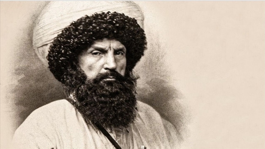 tariharsivi's tweet photo. Kafkasya’nın Sönmeyen Meşalesi: Şeyh Şâmil
Rus ordusuna karşı tam 35 yıl boyunca vatan toprağını savunan, cesaretiyle tarihe adını altın harflerle yazdıran büyük mücahid Şeyh Şâmil, sadece bir asker değil, aynı zamanda Mevlânâ Hâlid-i Bağdadî hazretlerinin manevi ikliminde yetişmiş bir gönül eriydi.

Heybeti ve Karakteri:
İki metreyi aşan boyu ve pehlivan vücuduyla dosta güven, düşmana korku salardı.
Hem dini ilimlerde bir derya hem de muharebe sanatlarında eşsiz bir ustaydı.
Sağlam imanı ve çevikliğiyle ömrünü cihada adadı.

Hüzünlü Esaret ve Kutlu Vuslat:
Yıllar süren destansı mücadelenin ardından hileyle esir düşen İmam Şâmil, 10 yıllık esaretin ardından Hac vazifesi için izin aldı. İstanbul’a geldiğinde halkın büyük bir sevgi seliyle karşıladığı kahraman, Medine-i Münevvere’ye ulaştığında ise bambaşka bir hâle büründü.

Resûlullah’ın sallahu aleyhivesellem huzuruna gözyaşları içinde, sürünerek edeple giren Şeyh Şâmil, Efendimiz’in selamına mukabelesiyle şereflendi. 

Bu büyük mücahid, 1871 yılının Şubat ayında, hasretini çektiği Medine topraklarında vefat ederek ebedi istirahatgahına çekildi.
Ruhu şad, makamı ali olsun.