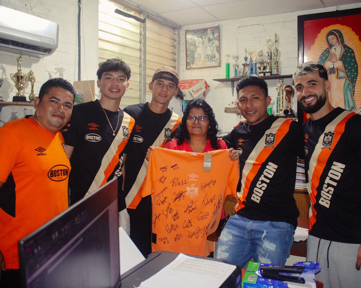 cdaguilaoficial's tweet photo. Un momento que llevaremos siempre en el corazón 🦅🧡

Esta mañana visitamos la Escuela Sagrado Corazón en San Miguel para compartir con los alumnos que nos regalaron un gesto inolvidable en nuestros 100 años.

Seguimos celebrando el Centenario junto a nuestra gente. 🥳🧡 https://t.co/7hLVsydoDy