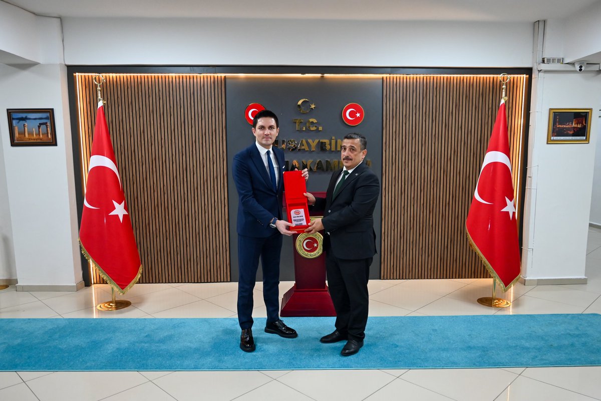 Nsy_Kaymakamlik's tweet photo. Nusaybin İlçe Millî Eğitim Müdürü iken Ömerli İlçe Millî Eğitim Müdürü olarak atanan Ümit ÇETİN, Kaymakamımız Sayın Evren ÇAKIR’ı makamında ziyaret etti.

Sayın Kaymakamımız, ilçemizde görev yaptığı süre boyunca eğitim alanında sunmuş olduğu özverili ve değerli hizmetlerinden dolayı ÇETİN’e teşekkür plaketi takdim etti.

#Nusaybin #Mardin
@TC_icisleri @Mardin_Valiligi