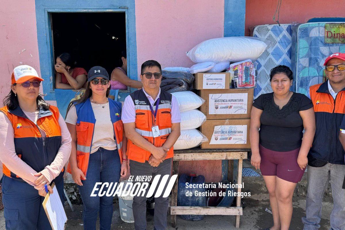 Riesgos_Ec's tweet photo. 📍 #SantaElena

El Gobierno Nacional, liderado por el presidente Daniel Noboa, está junto a la gente en Santa Elena.

A través de la Secretaría Nacional de Gestión de Riesgos, se realizó la entrega de asistencia humanitaria complementaria a una familia afectada por un colapso estructural.

La asistencia fue entregada en:

🟪 Comuna San Pedro, parroquia Manglaralto del cantón Santa Elena

Seguimos en territorio, acompañando a nuestra gente y protegiendo vidas. 🇪🇨💜

@Presidencia_Ec @ComunicacionEc @CaroLozanoHaro @gobersantaelena 

#ElNuevoEcuador