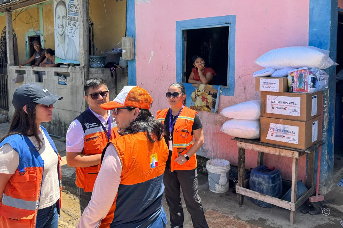 Riesgos_Ec's tweet photo. 📍 #SantaElena

El Gobierno Nacional, liderado por el presidente Daniel Noboa, está junto a la gente en Santa Elena.

A través de la Secretaría Nacional de Gestión de Riesgos, se realizó la entrega de asistencia humanitaria complementaria a una familia afectada por un colapso estructural.

La asistencia fue entregada en:

🟪 Comuna San Pedro, parroquia Manglaralto del cantón Santa Elena

Seguimos en territorio, acompañando a nuestra gente y protegiendo vidas. 🇪🇨💜

@Presidencia_Ec @ComunicacionEc @CaroLozanoHaro @gobersantaelena 

#ElNuevoEcuador