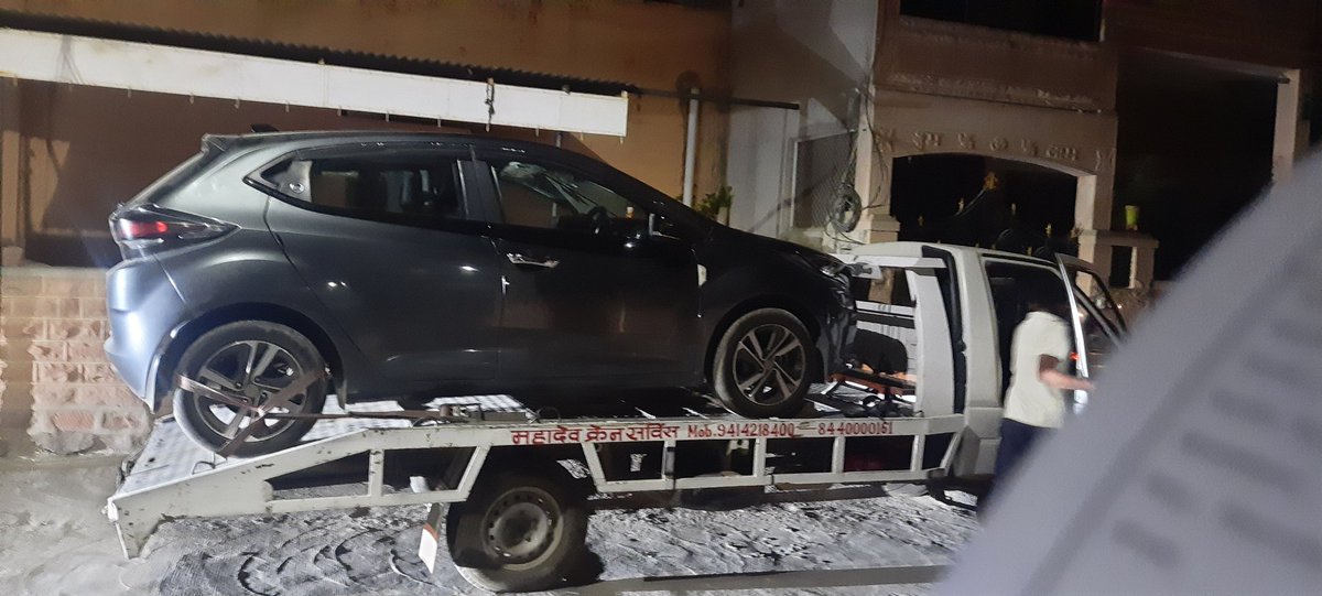 FulwariyaArun's tweet photo. Just After two days of full service of 
My Tata Altroz No Rj19 CN 06836
 Now by tow send back to Tata motors service center.... After a 6 hrs of wating tow vichcal arrange.... Each and every time same issue... Plz Improve your Service @TataMotors @tata_cars https://t.co/02qPxB1C6V