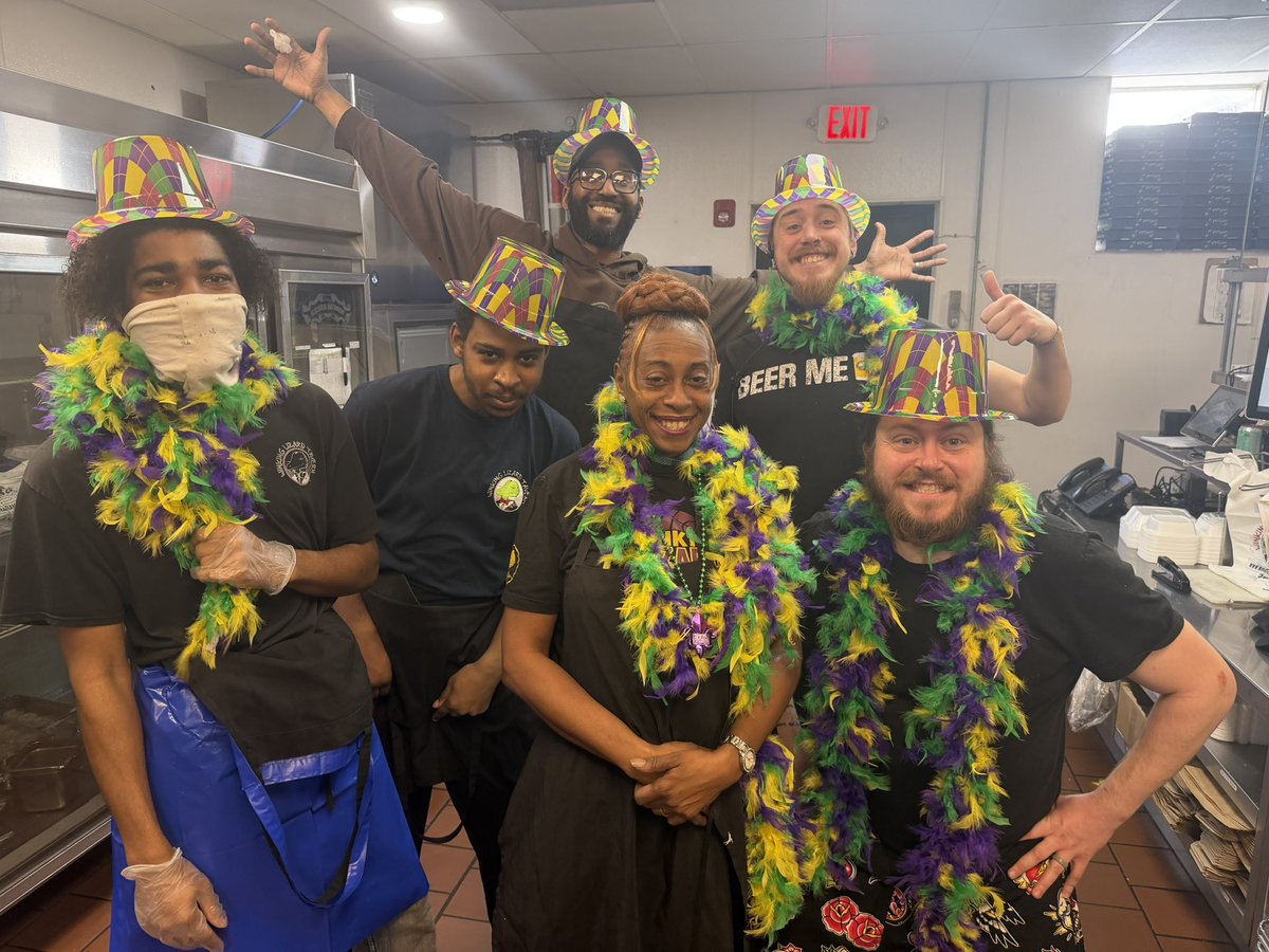 Winking Lizard tweet media